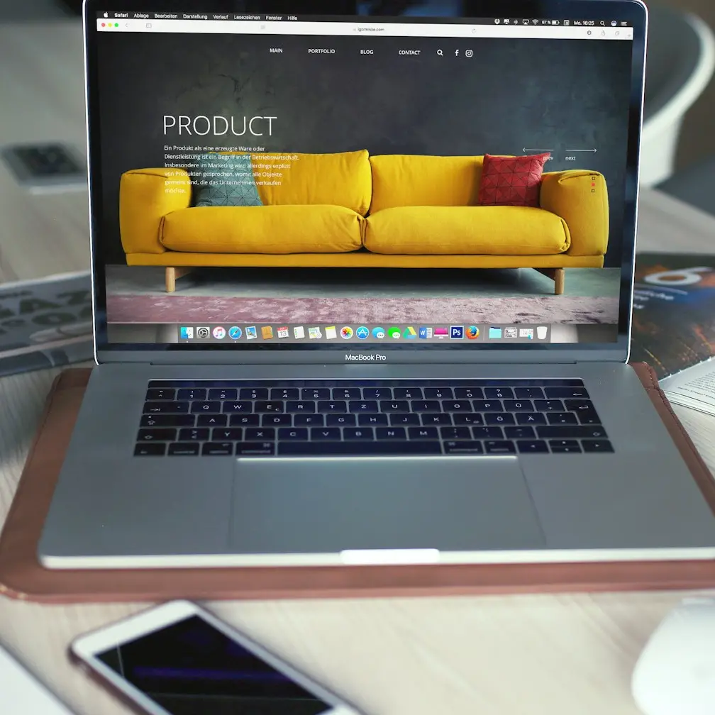 Laptop mit Onlineshop auf dem Bildschirm als Veranschaulichung von E-Commerce