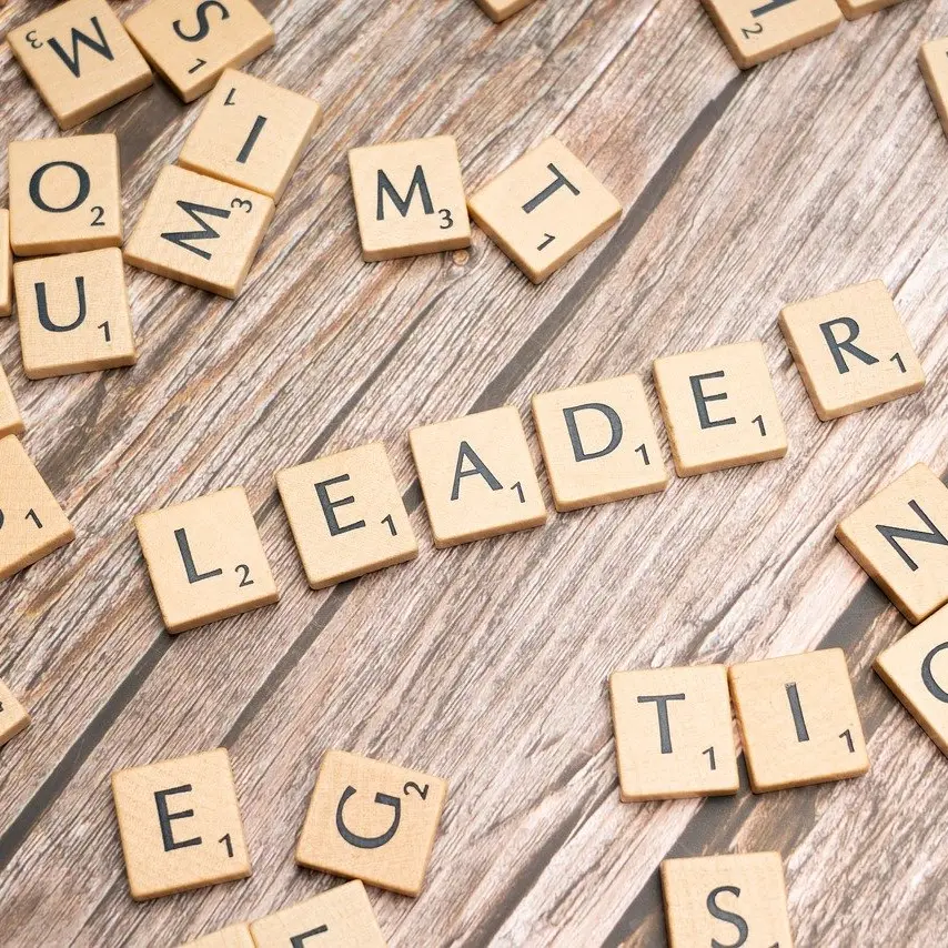 Leadership & Transformation Holzstückchen mit Buchstaben darauf die das Wort Leadership darstellen als Veranschaulichung von Leadership und Transformation